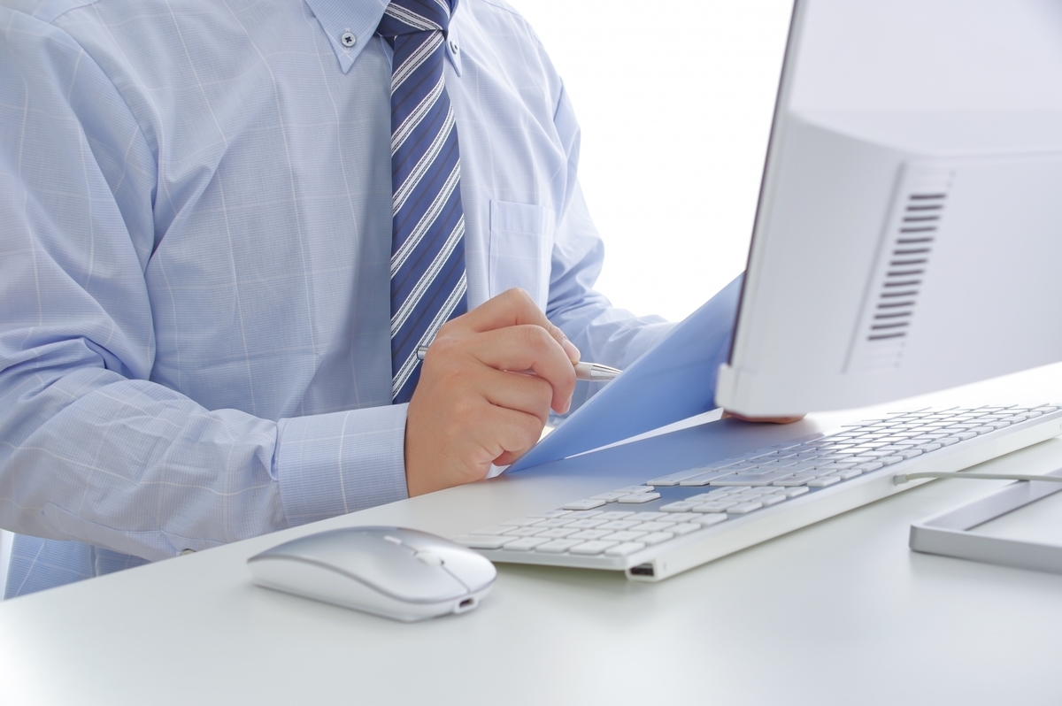 パソコンを操作する男性