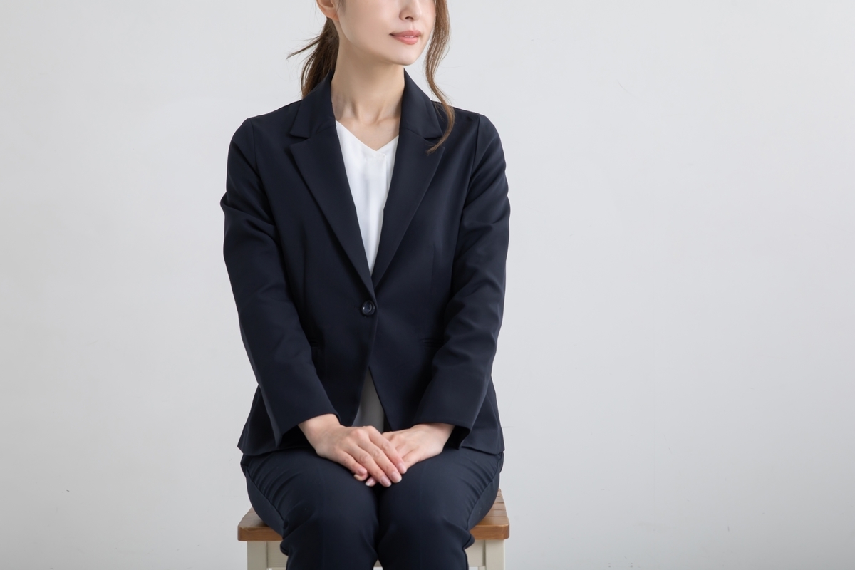 椅子に座っているスーツの女性