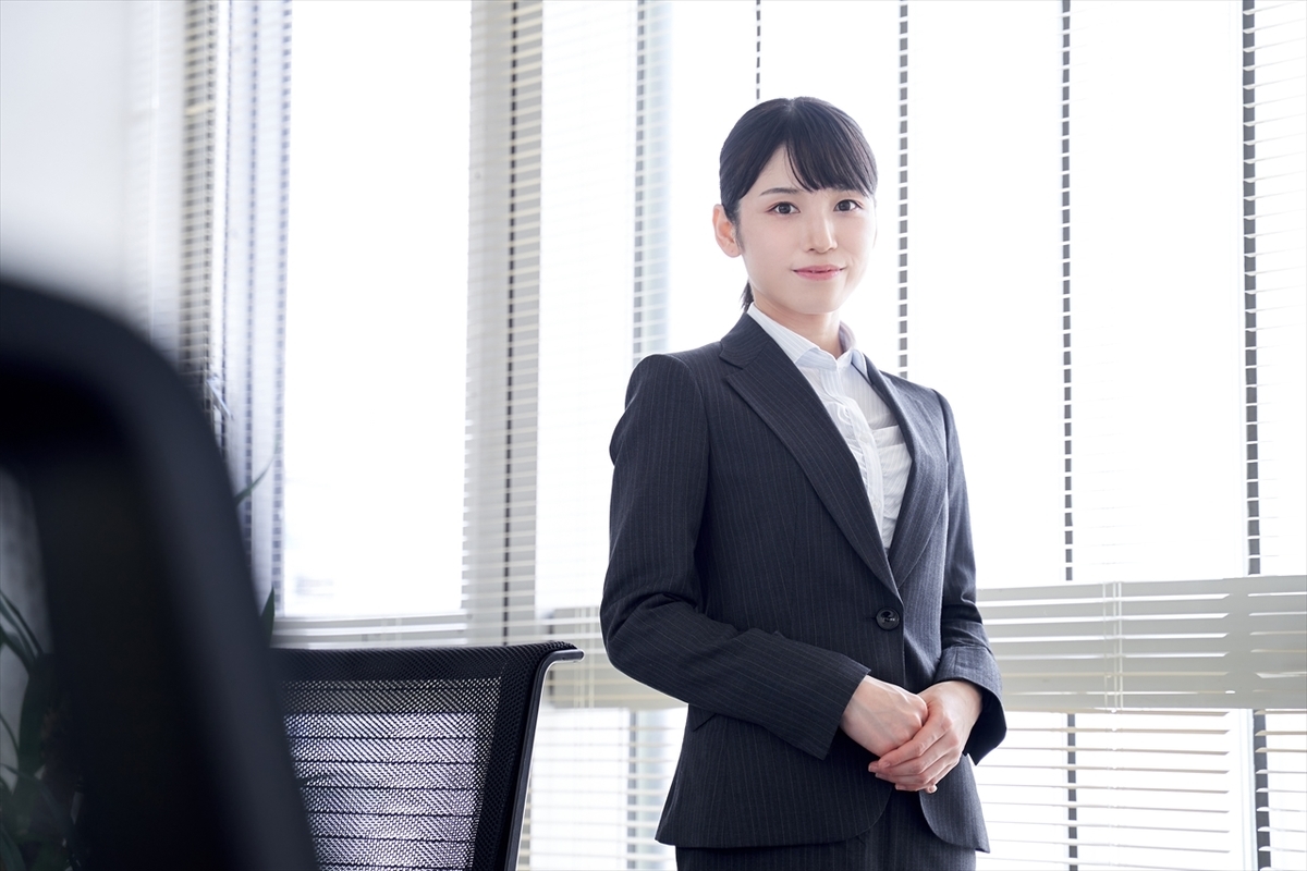 スーツを着ている女性