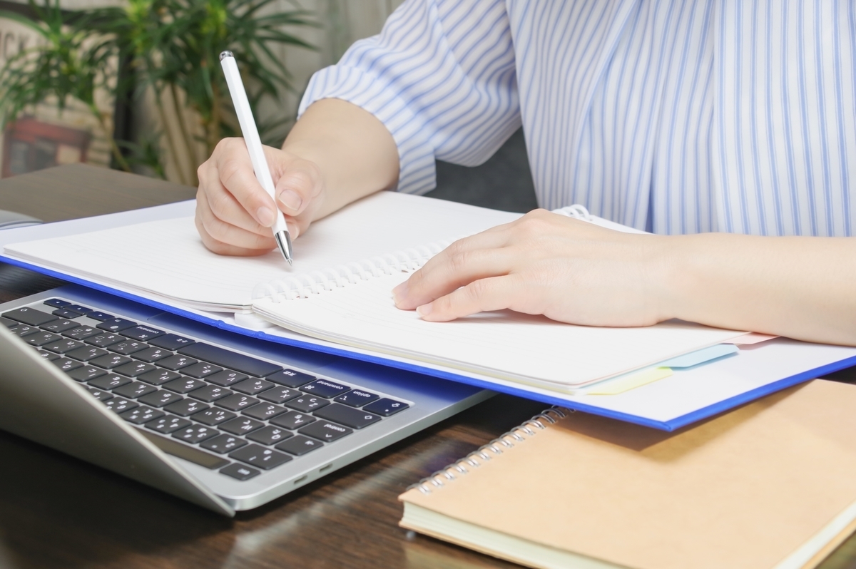 ノートに記入し資料を作成する