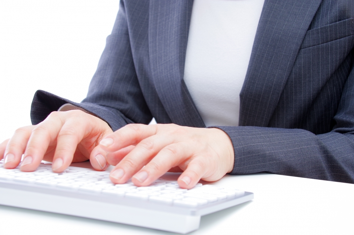 タイピングする女性