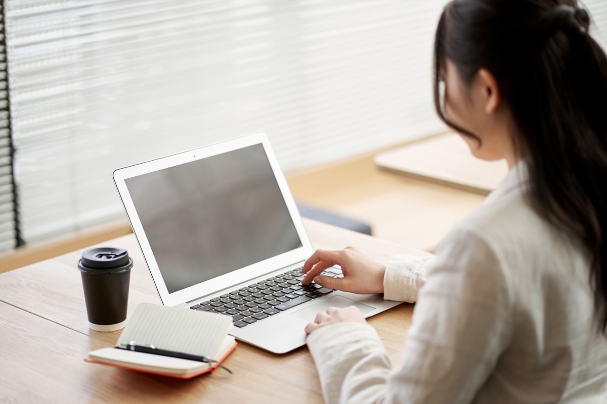 パソコンに向かって作業をする女性