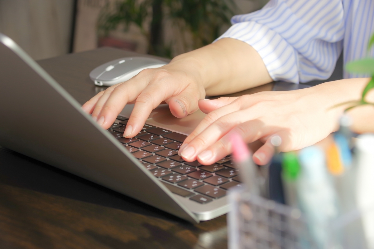パソコンで作業をしている手元