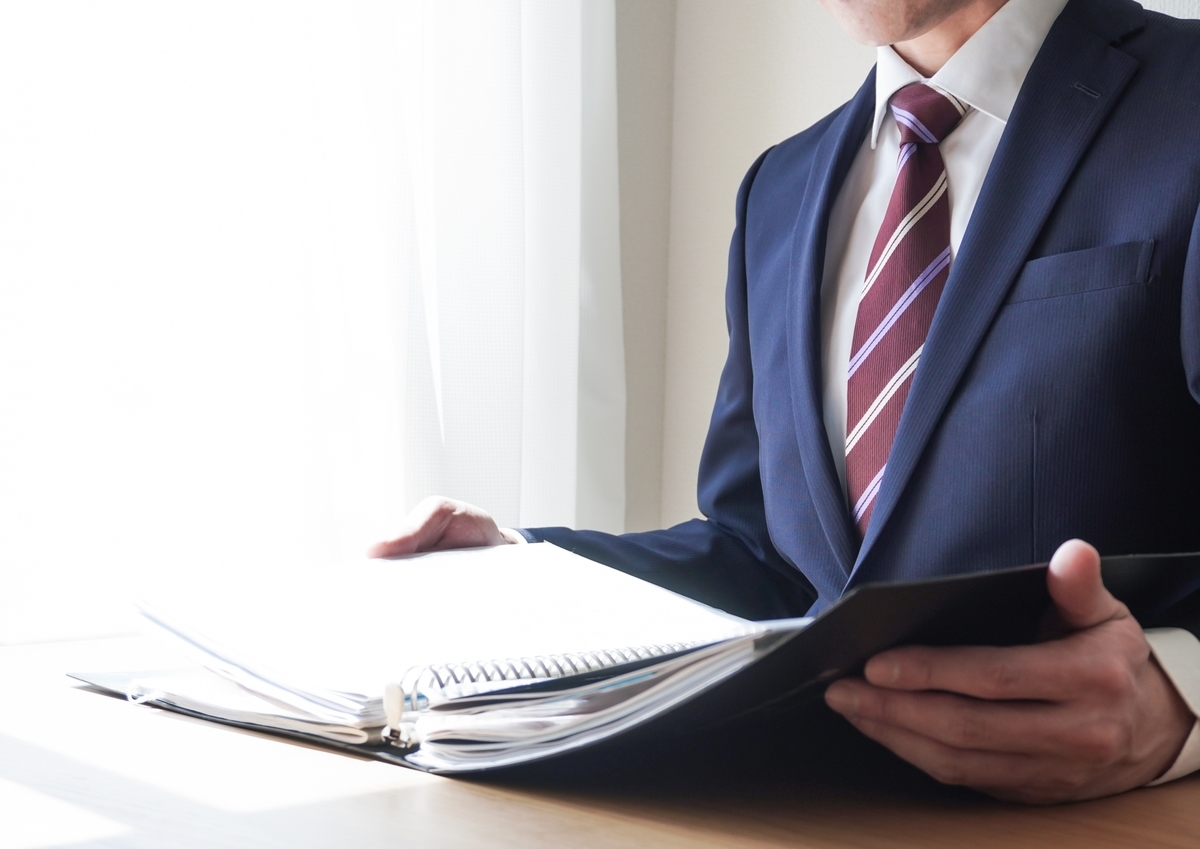 資料を開いて説明する男性