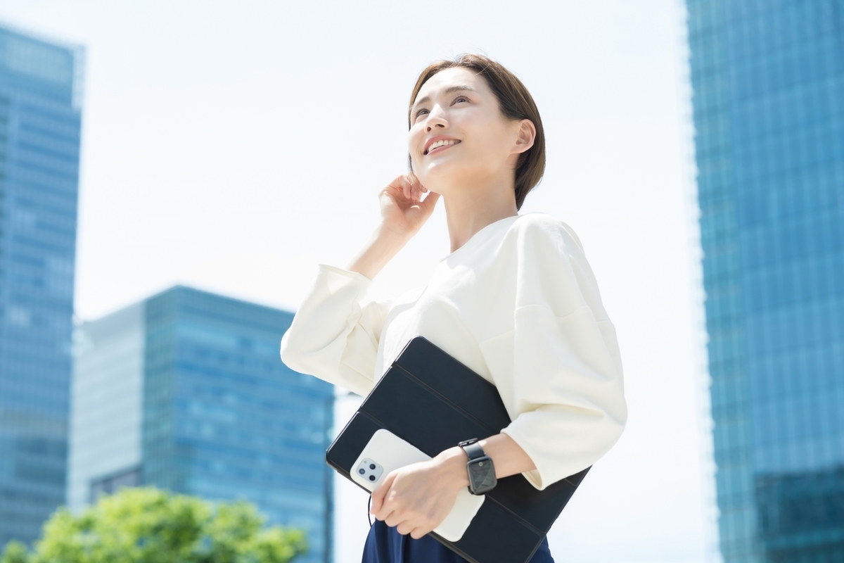 仕事をするスーツの女性