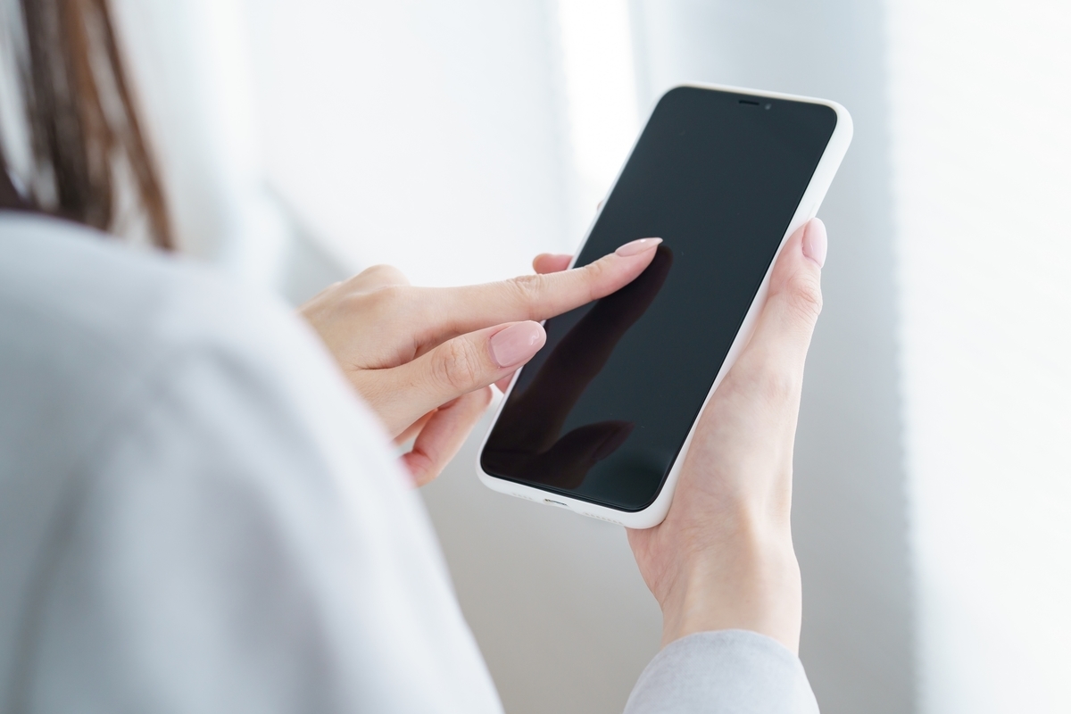 スマホを打っている女性