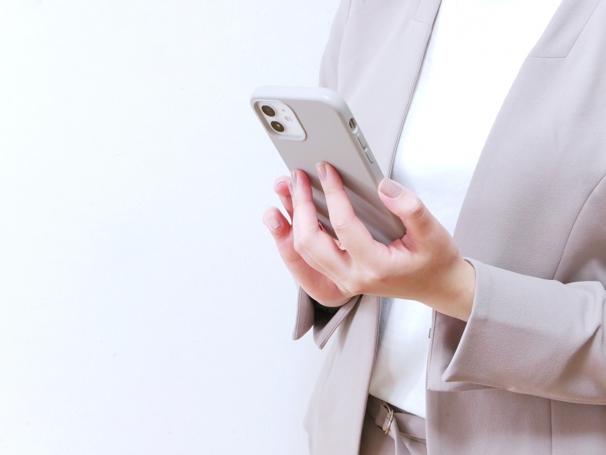 スマホでメールを打つ女性