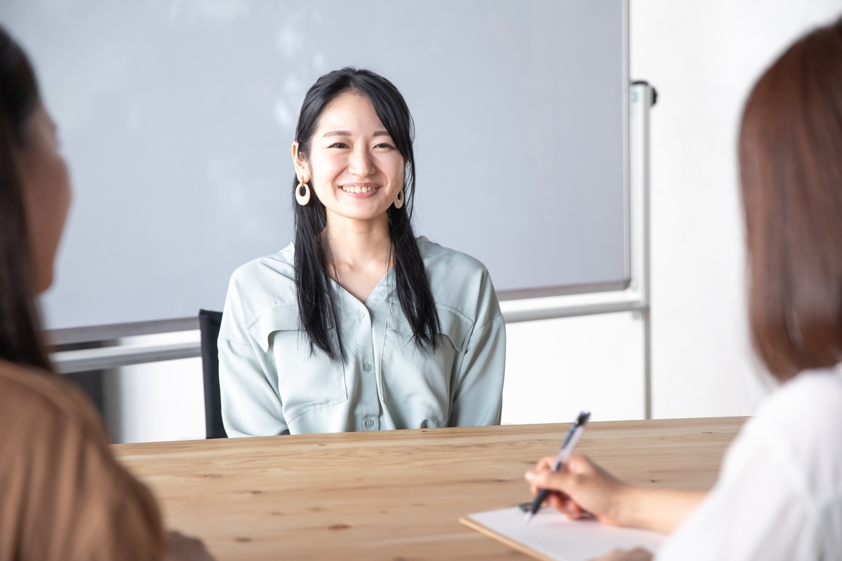 面接を受けている女性