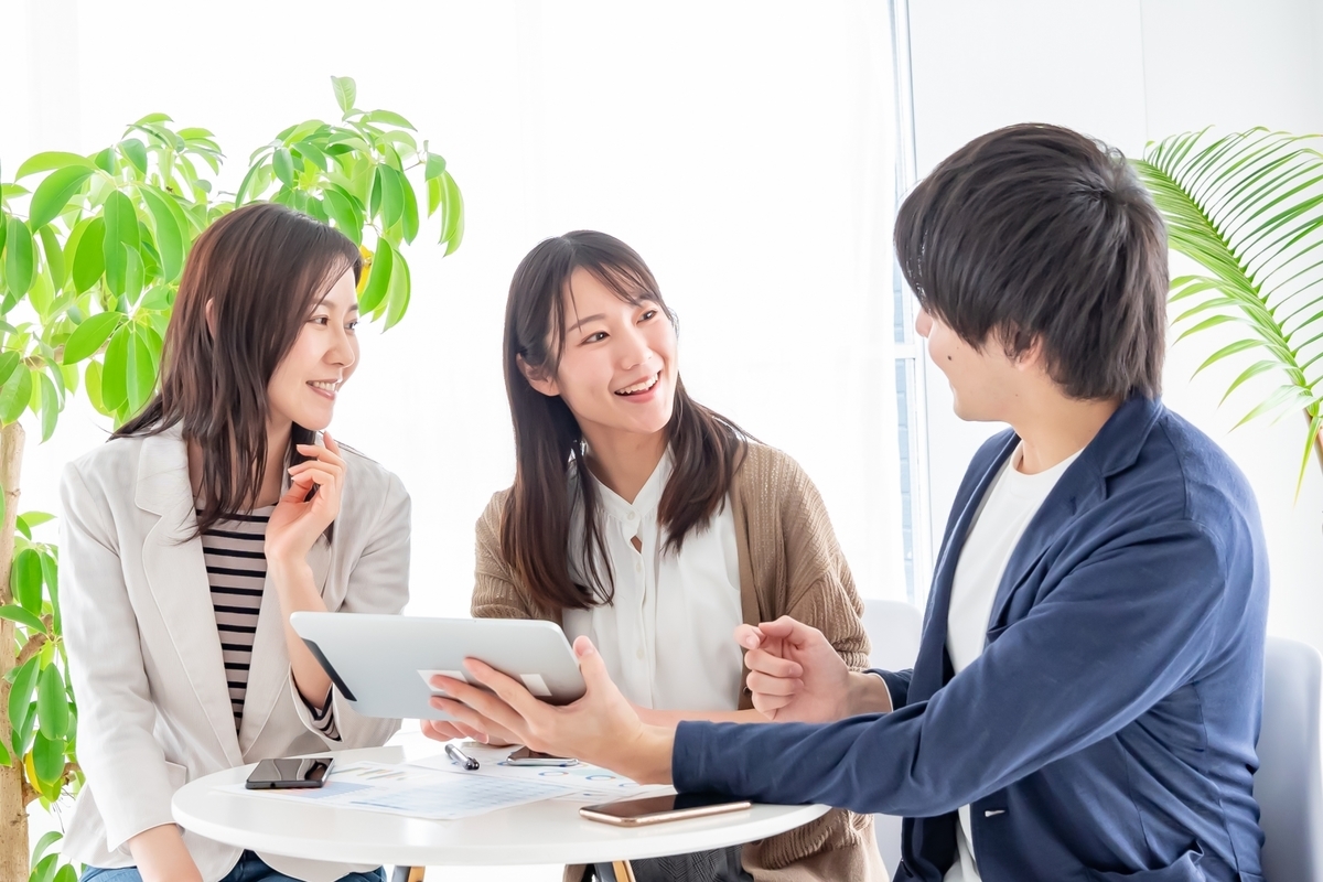 笑顔でミーティングをする人たち