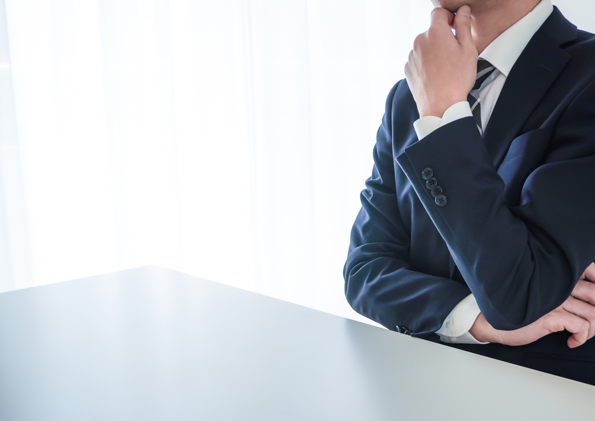 考え事をする男性