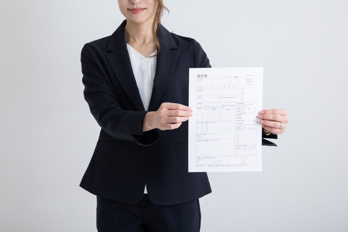 履歴書を手にしている女性