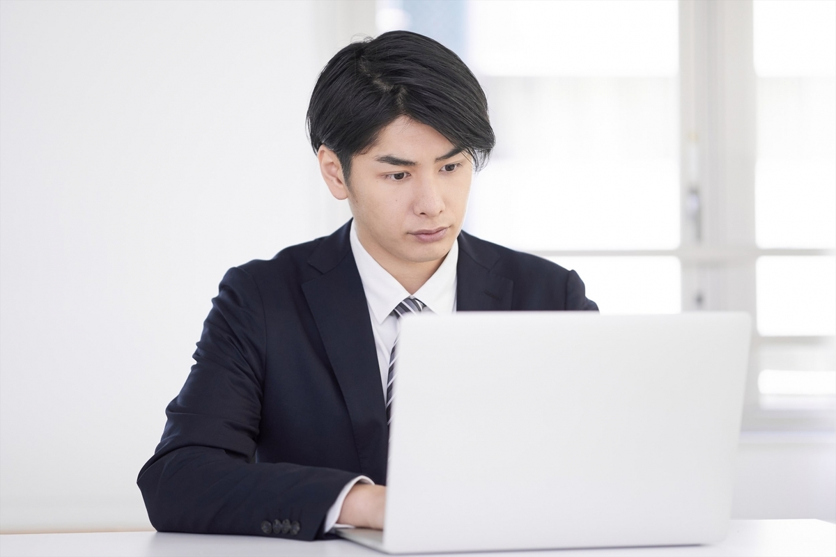 パソコンで作業をする男性