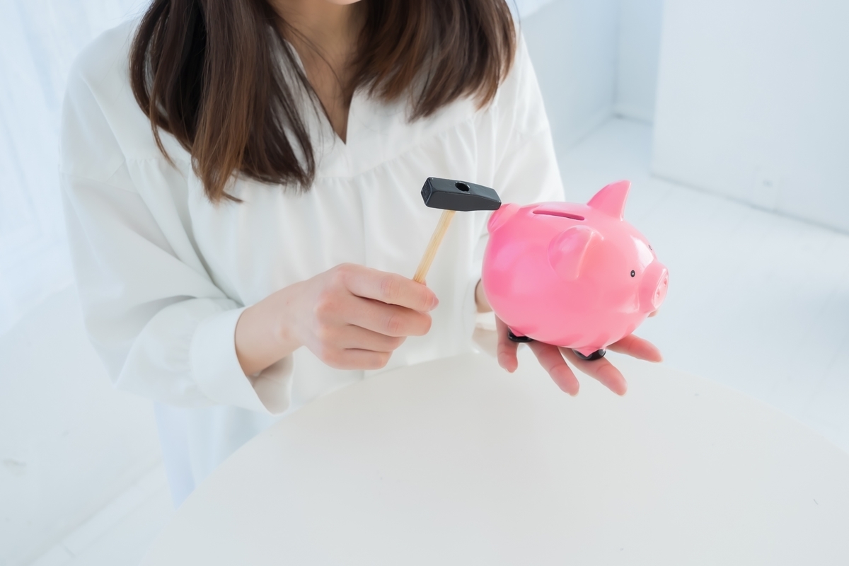 貯金箱を割る女性