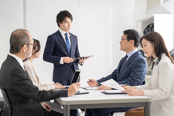 大人数の会議の様子