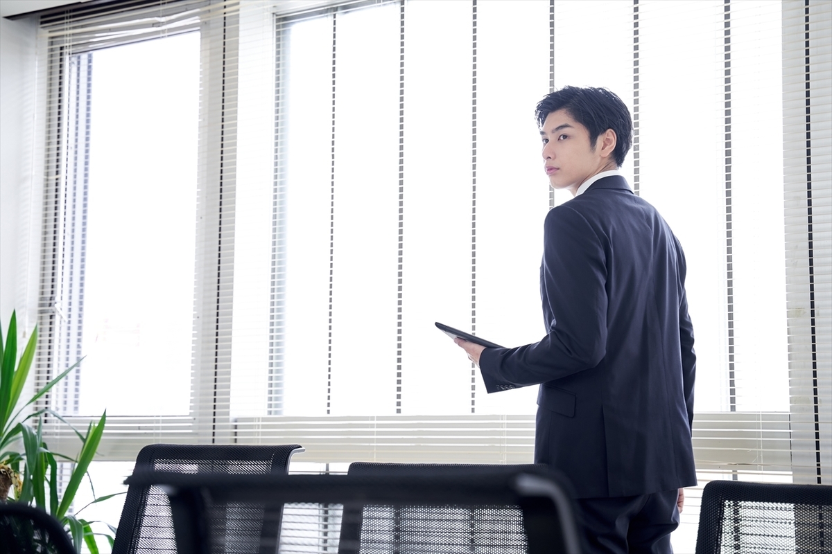 会議室にいるスーツの男性