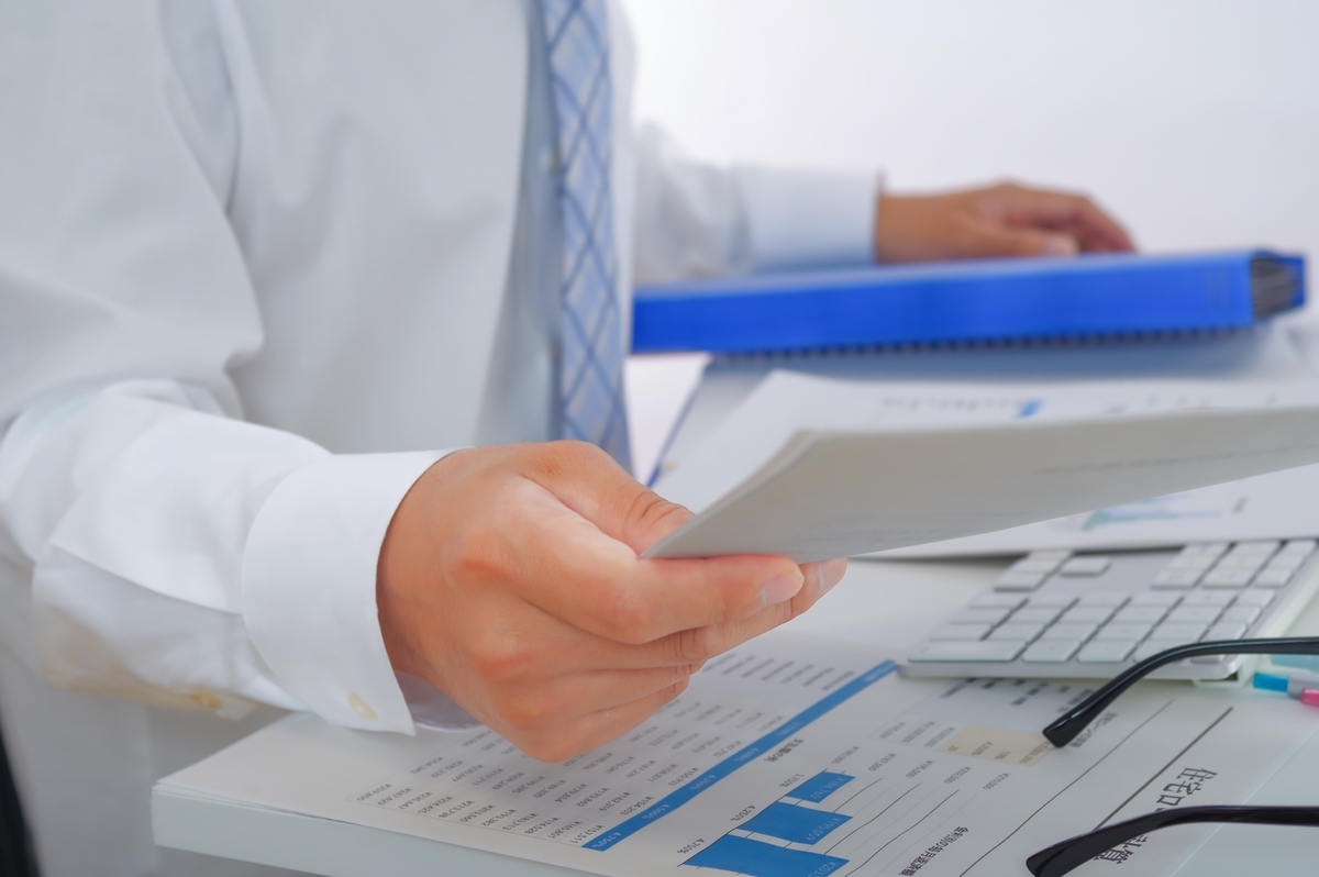 デスクワークをしている男性