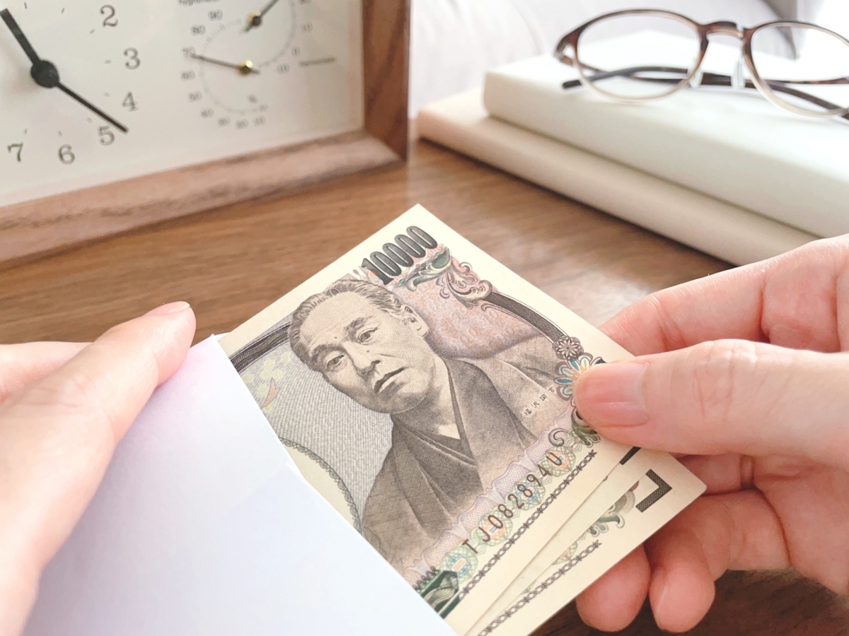 給料を数える女性の手元