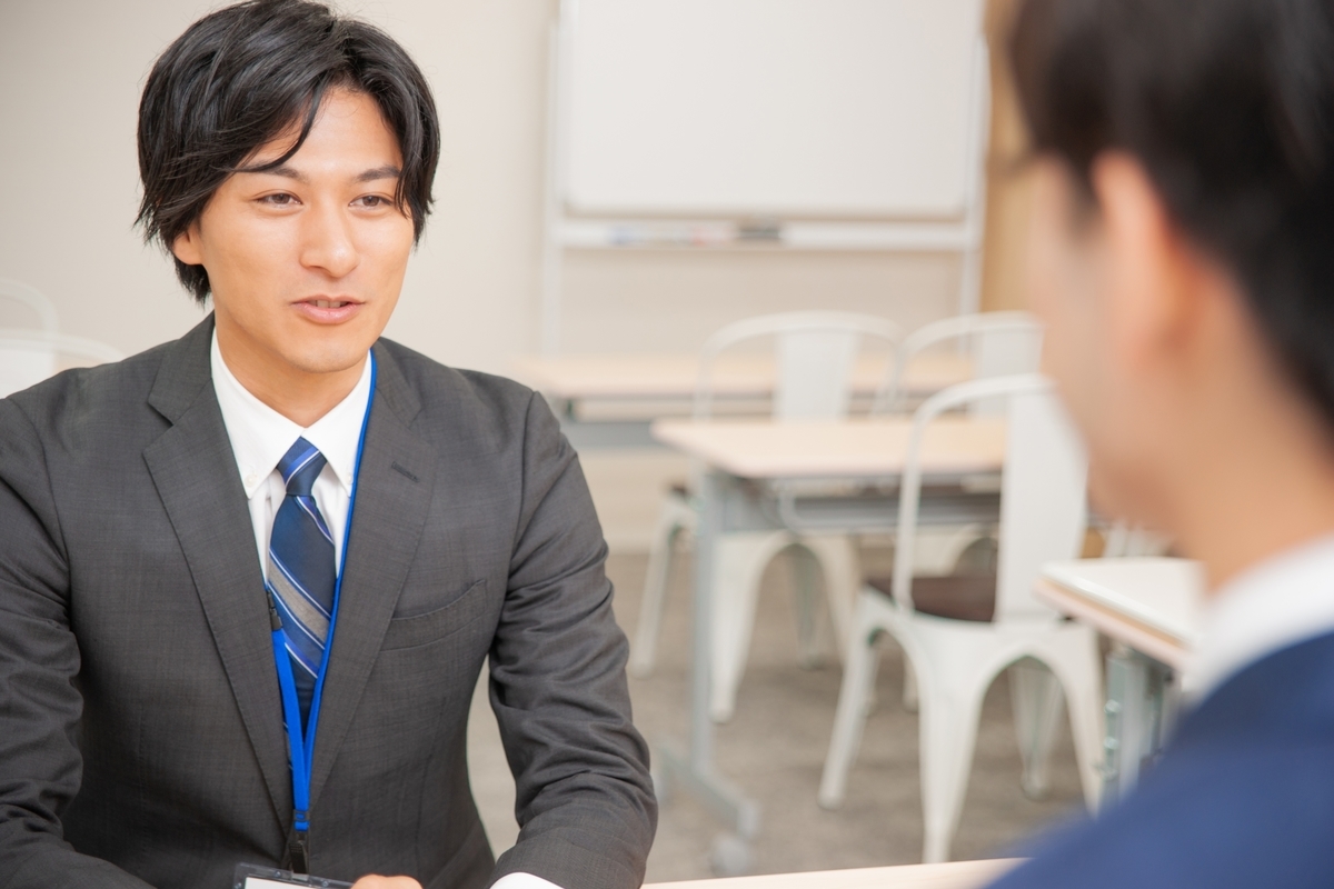 面接をしている男性