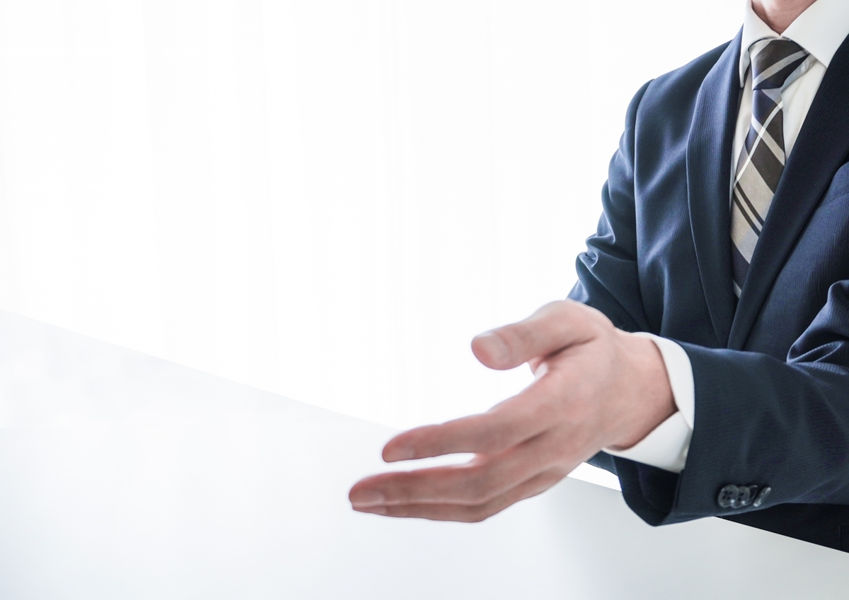 回答する面接官