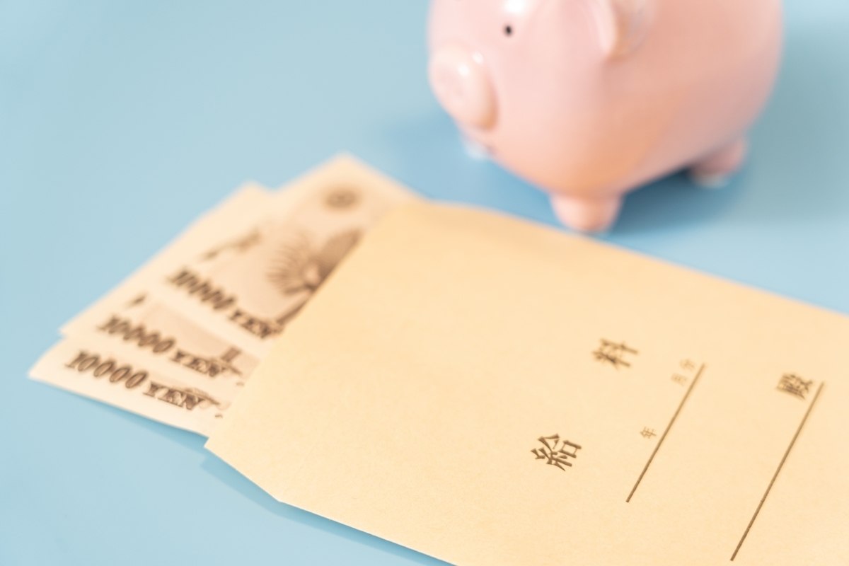 給料袋と貯金箱