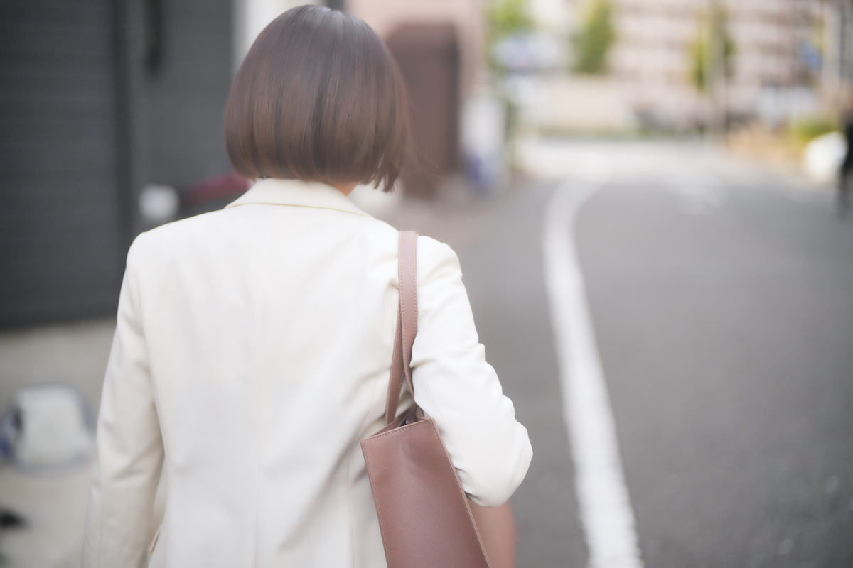 退社する女性の後姿