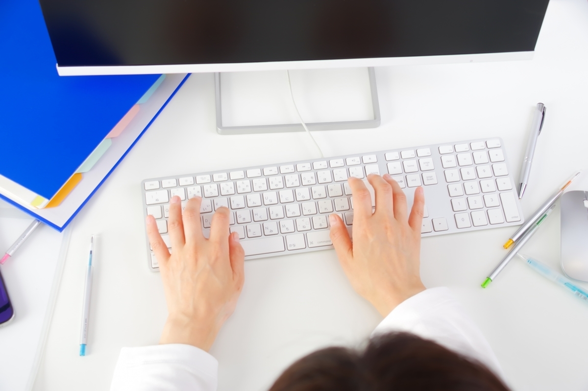 パソコンで作業をする男性