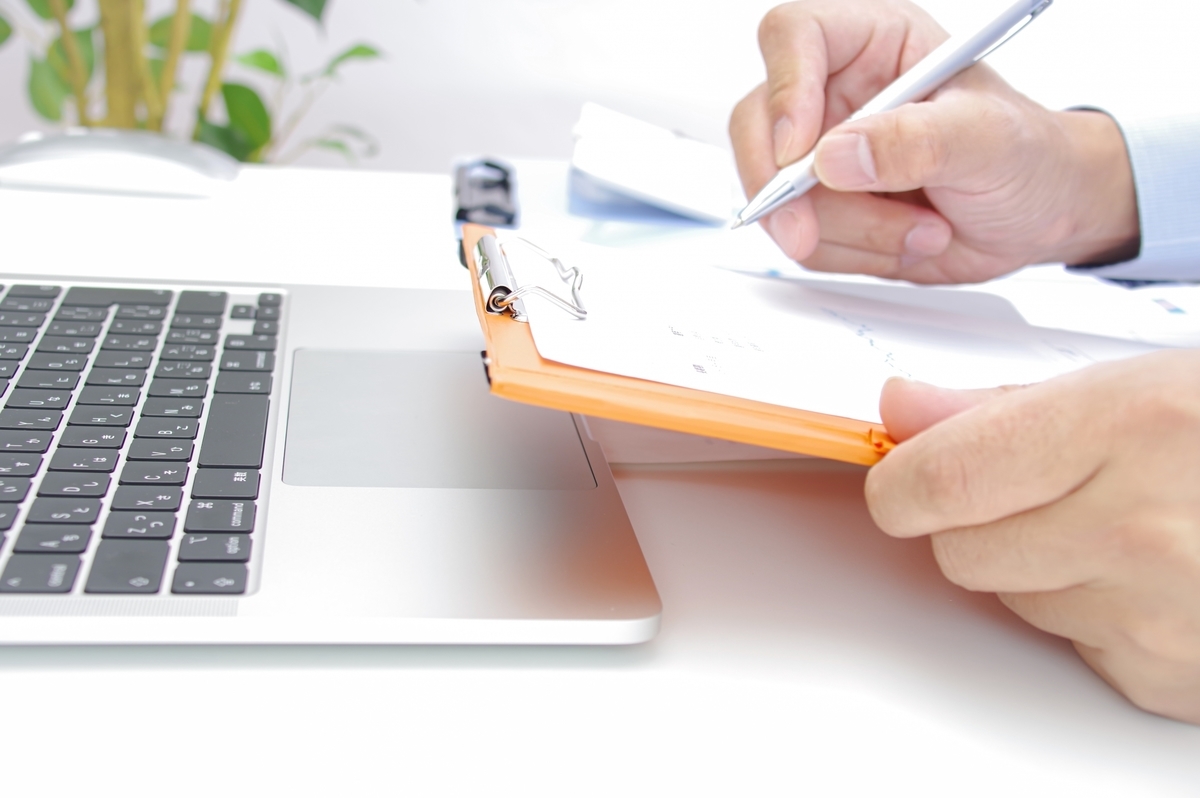 バインダーに記入する男性
