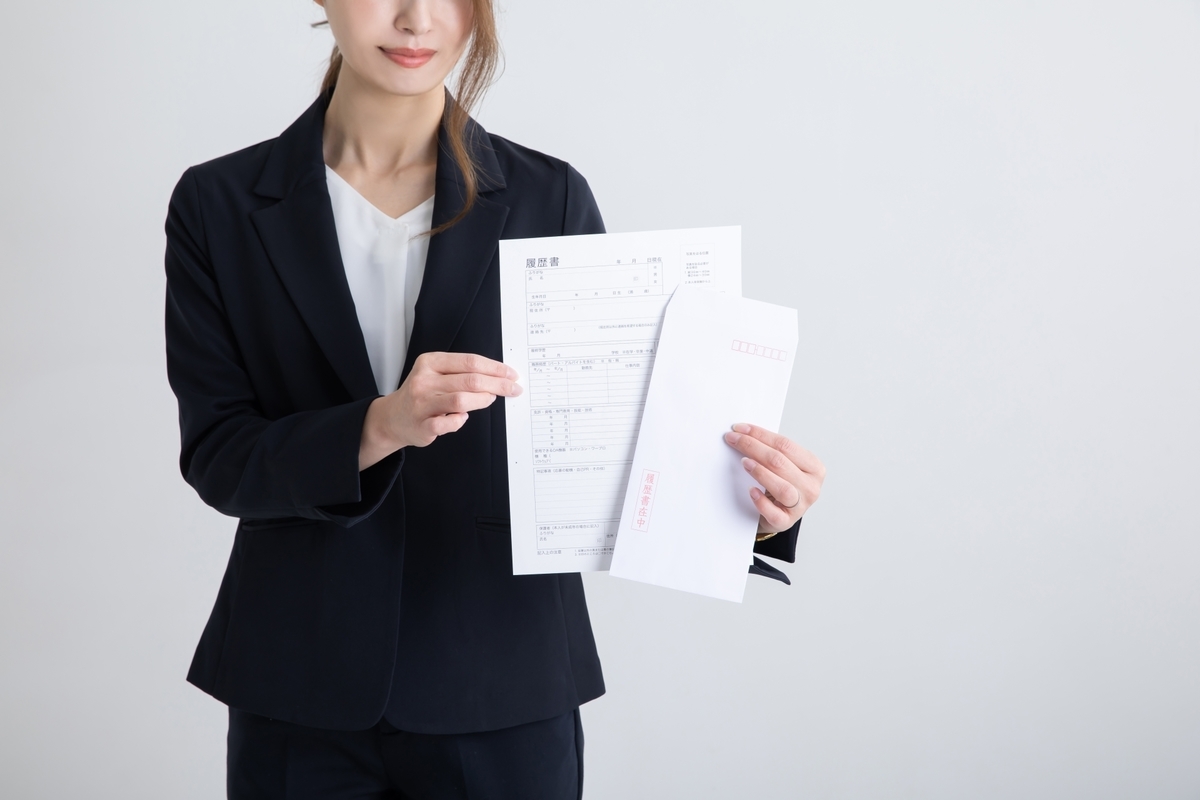 履歴書を見せる女性