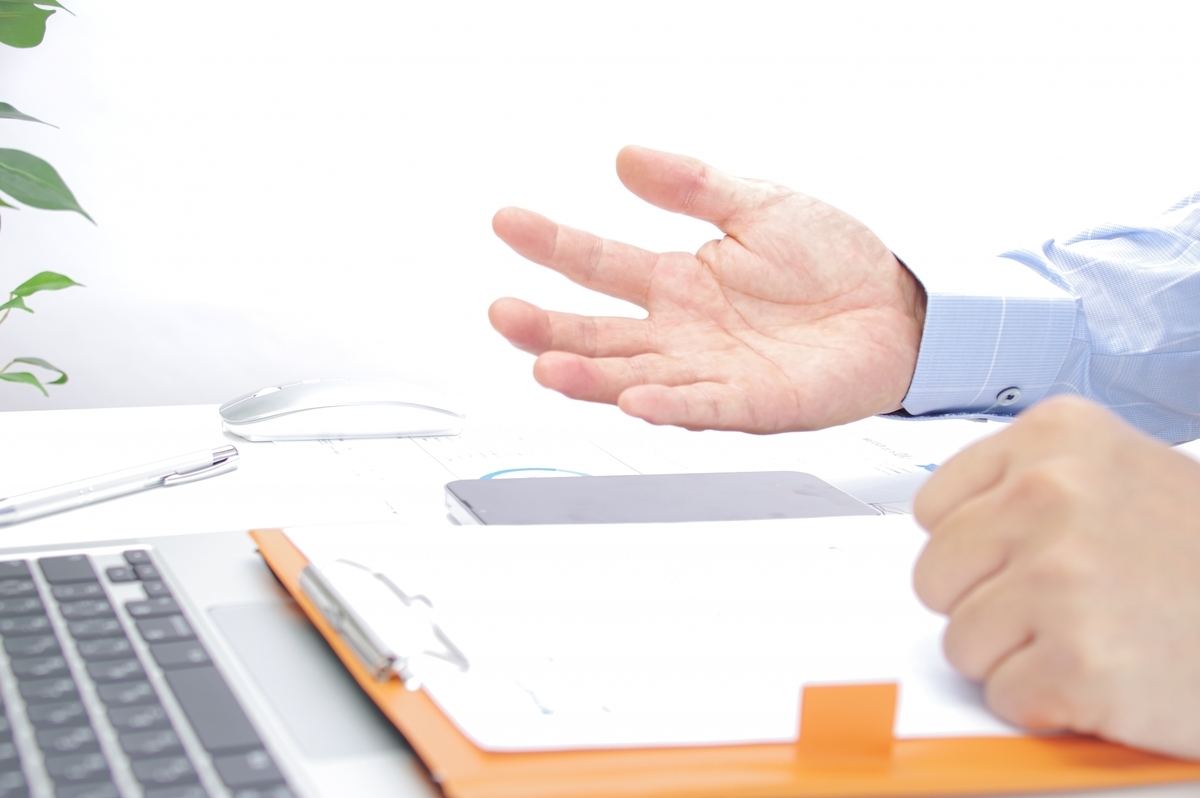 資料を手に打合せをする