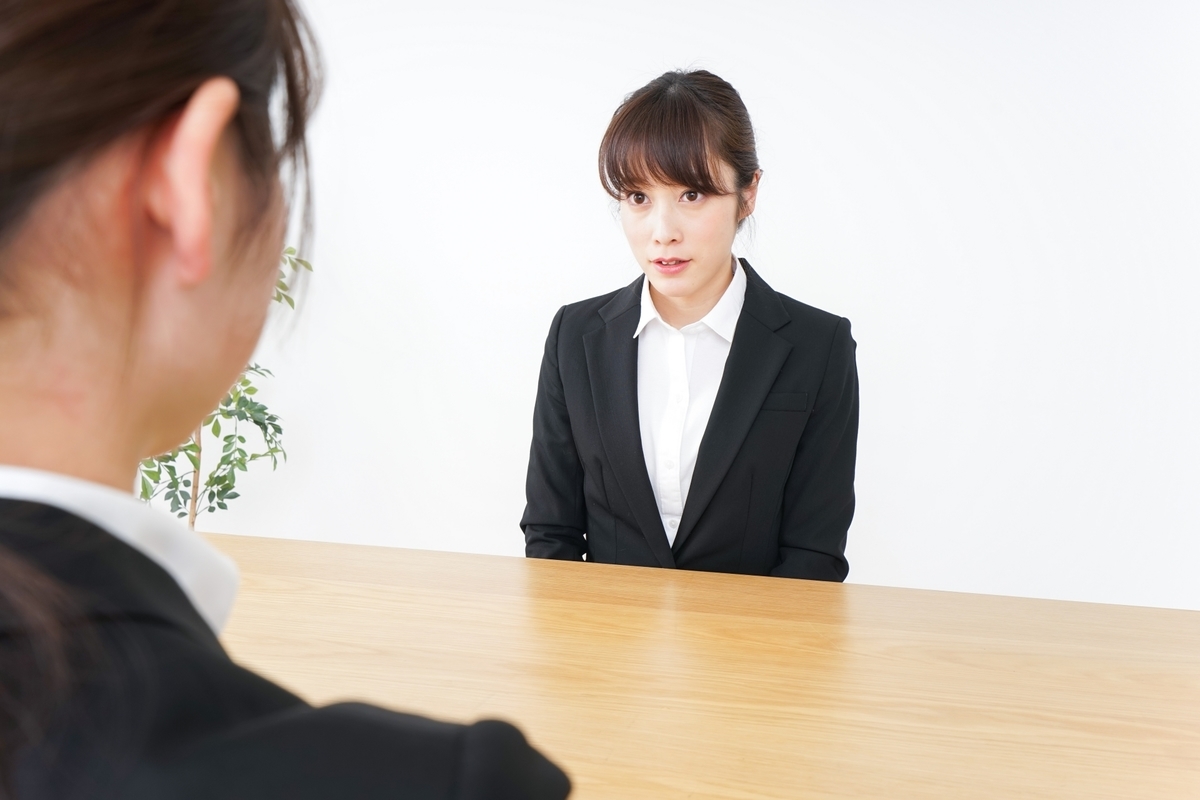 面談をする女性