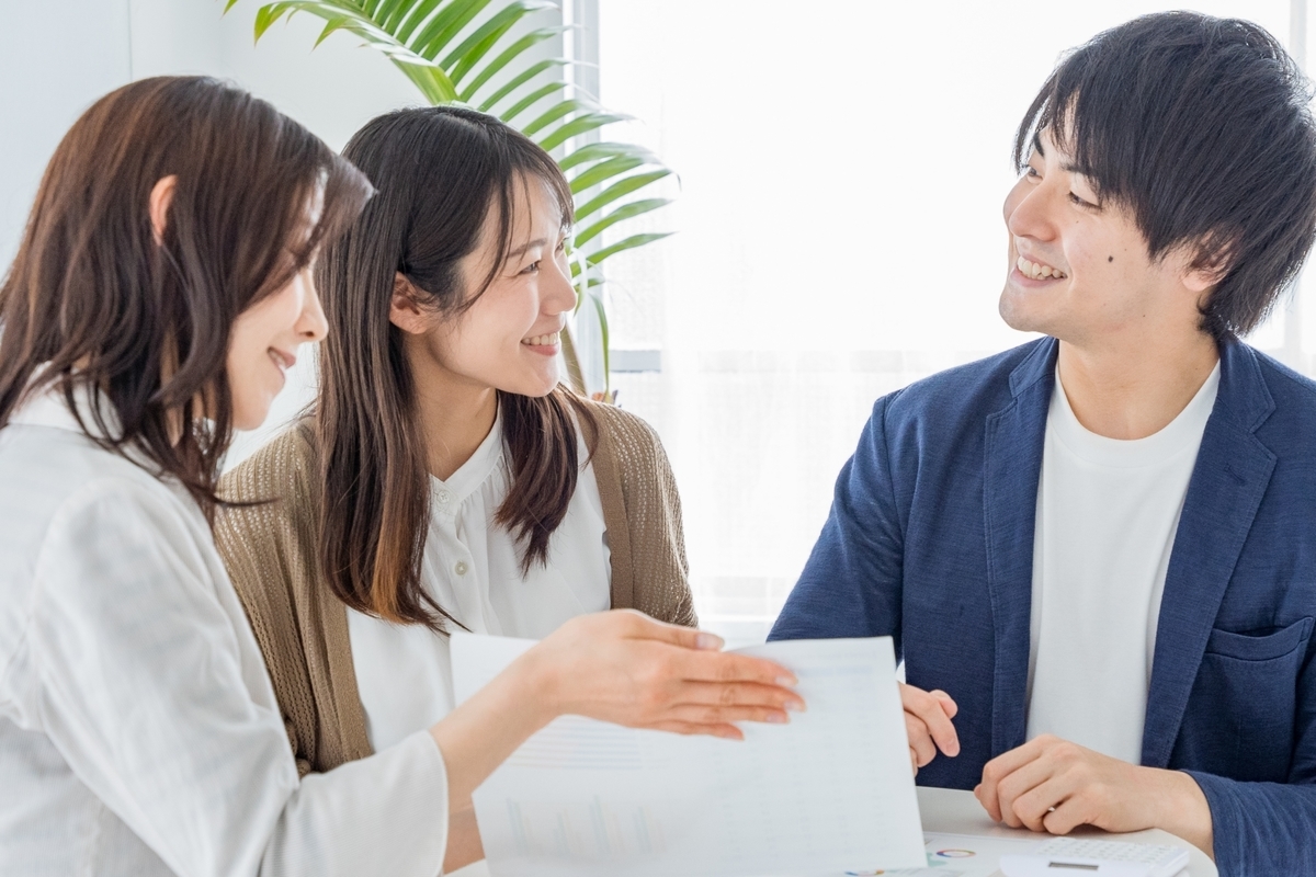 プレゼンを受けて笑顔な二人