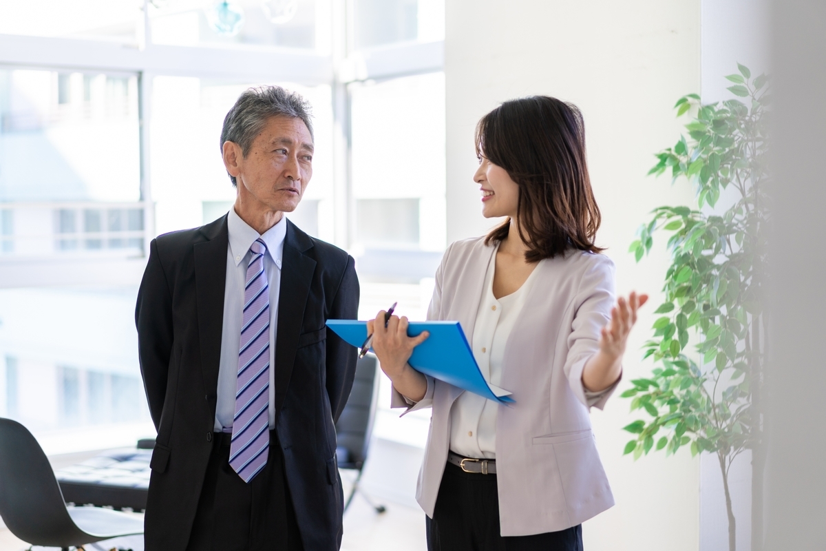 会話をする重役と秘書