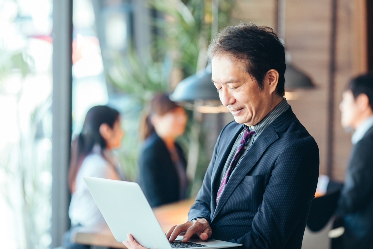 パソコンを操作する男性