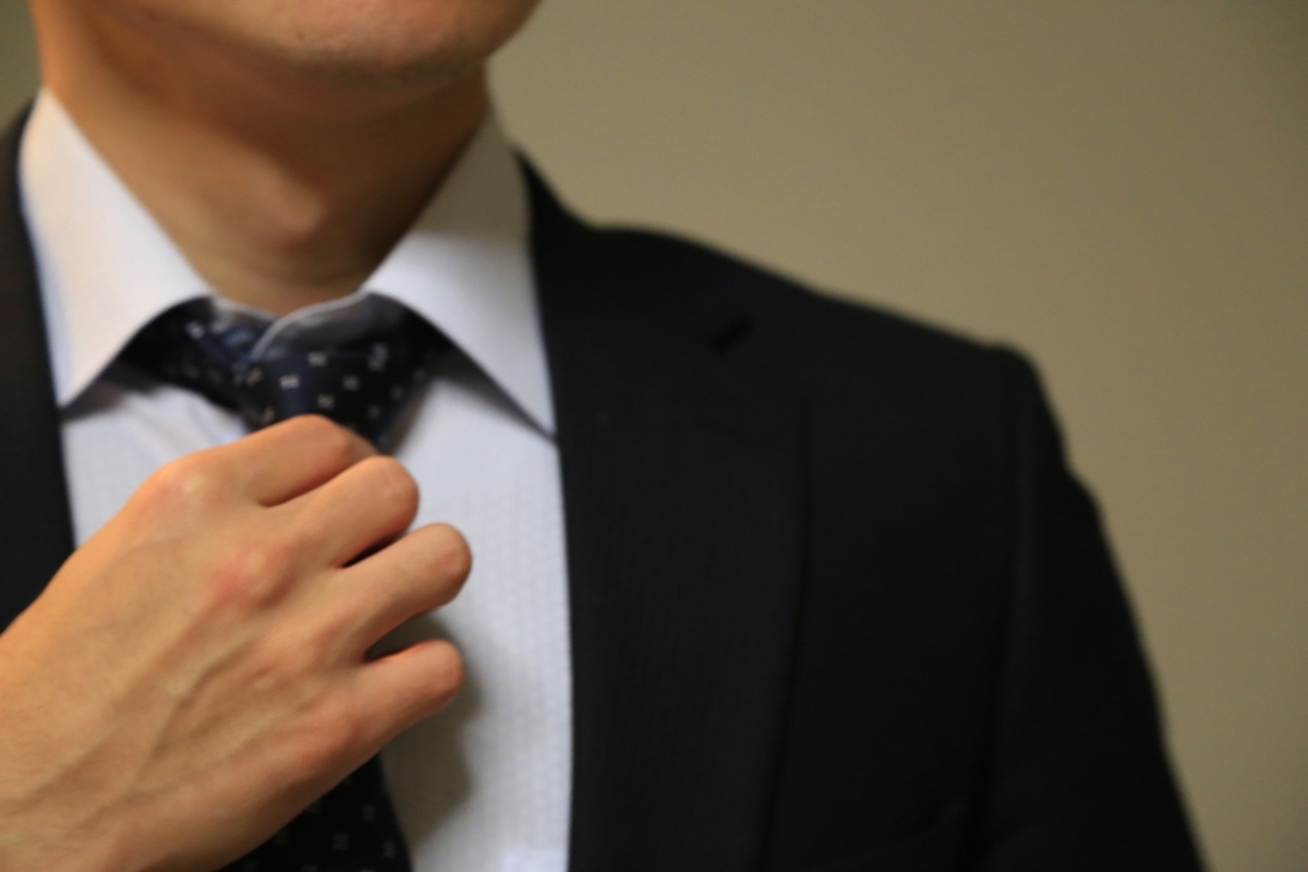 ネクタイを締める男性