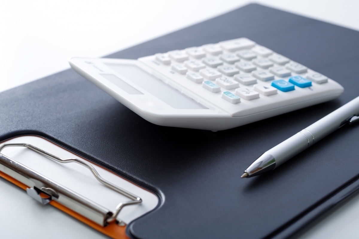 バインダーと電卓とボールペン