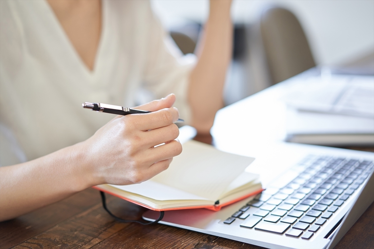 手帳に記入する女性
