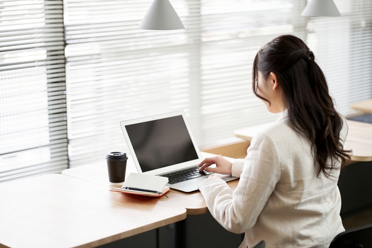 パソコンで作業する女性の後姿