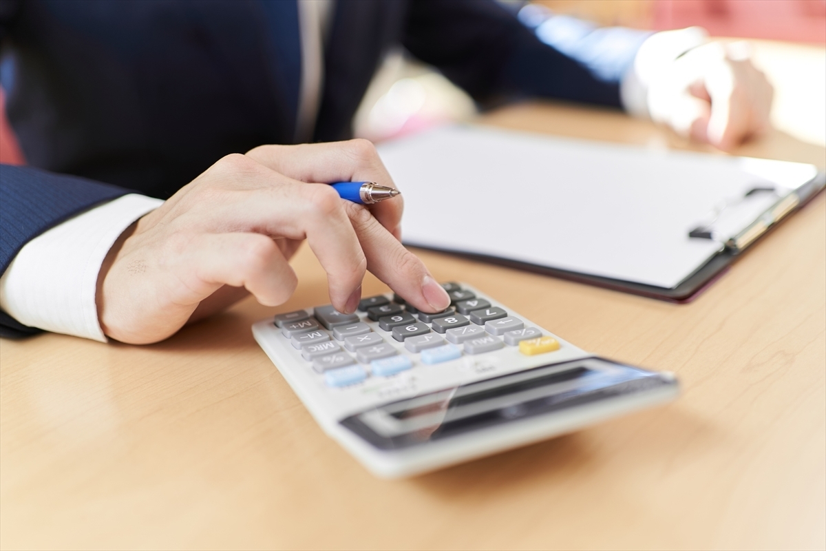 電卓を操作する男性