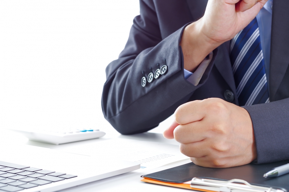 資料を見て考える男性