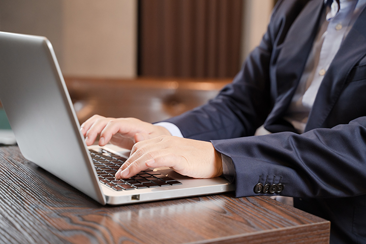 タイピングする男性