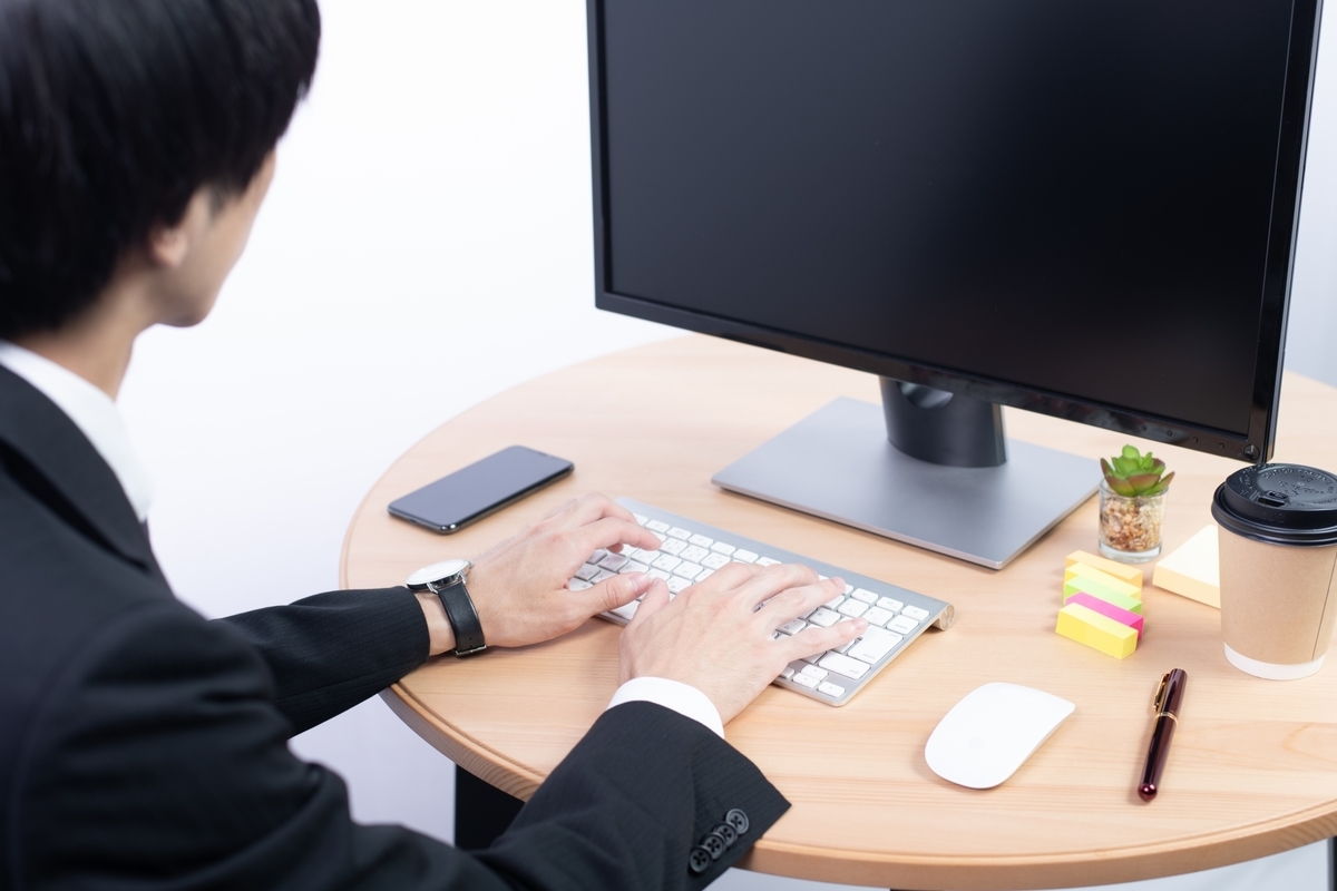 メールを打つ男性