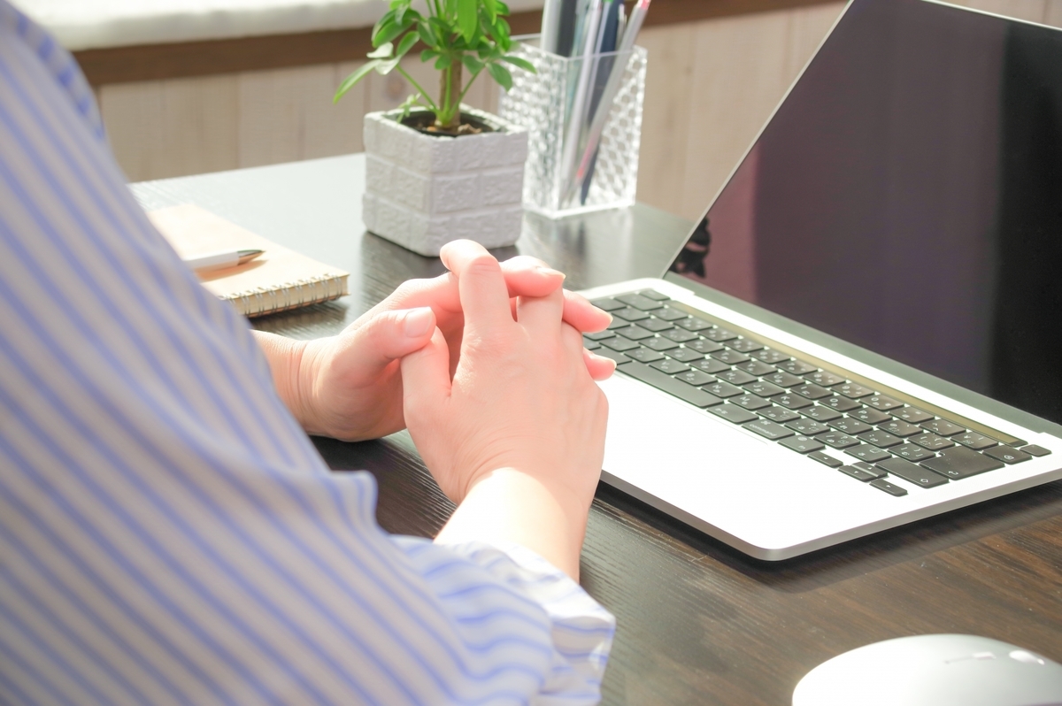 パソコンに向かって考え事をする