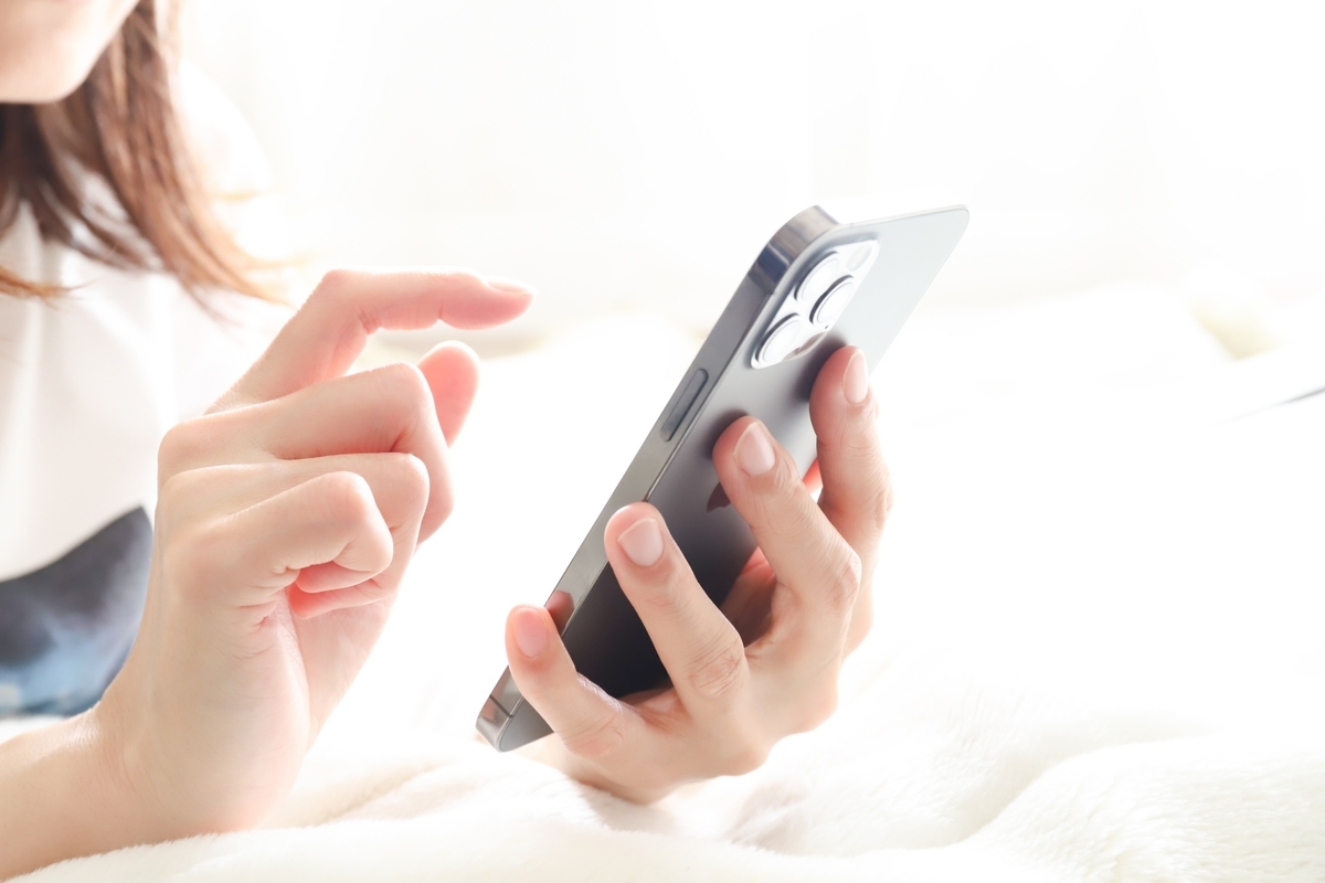 スマートフォンを操作する女性
