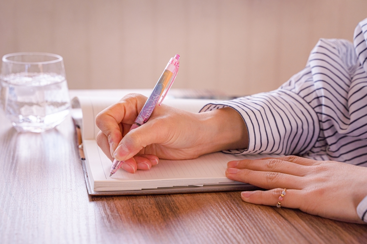 手帳に記入する女性