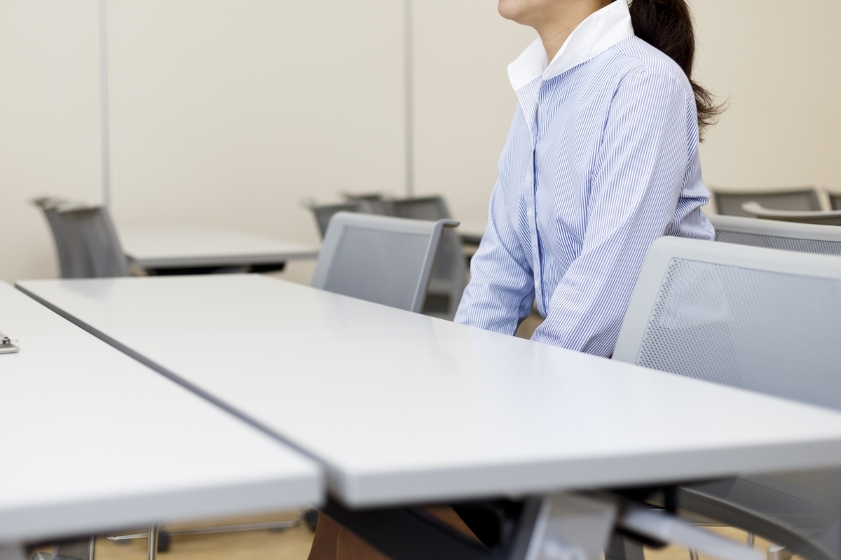 面接を受ける女性