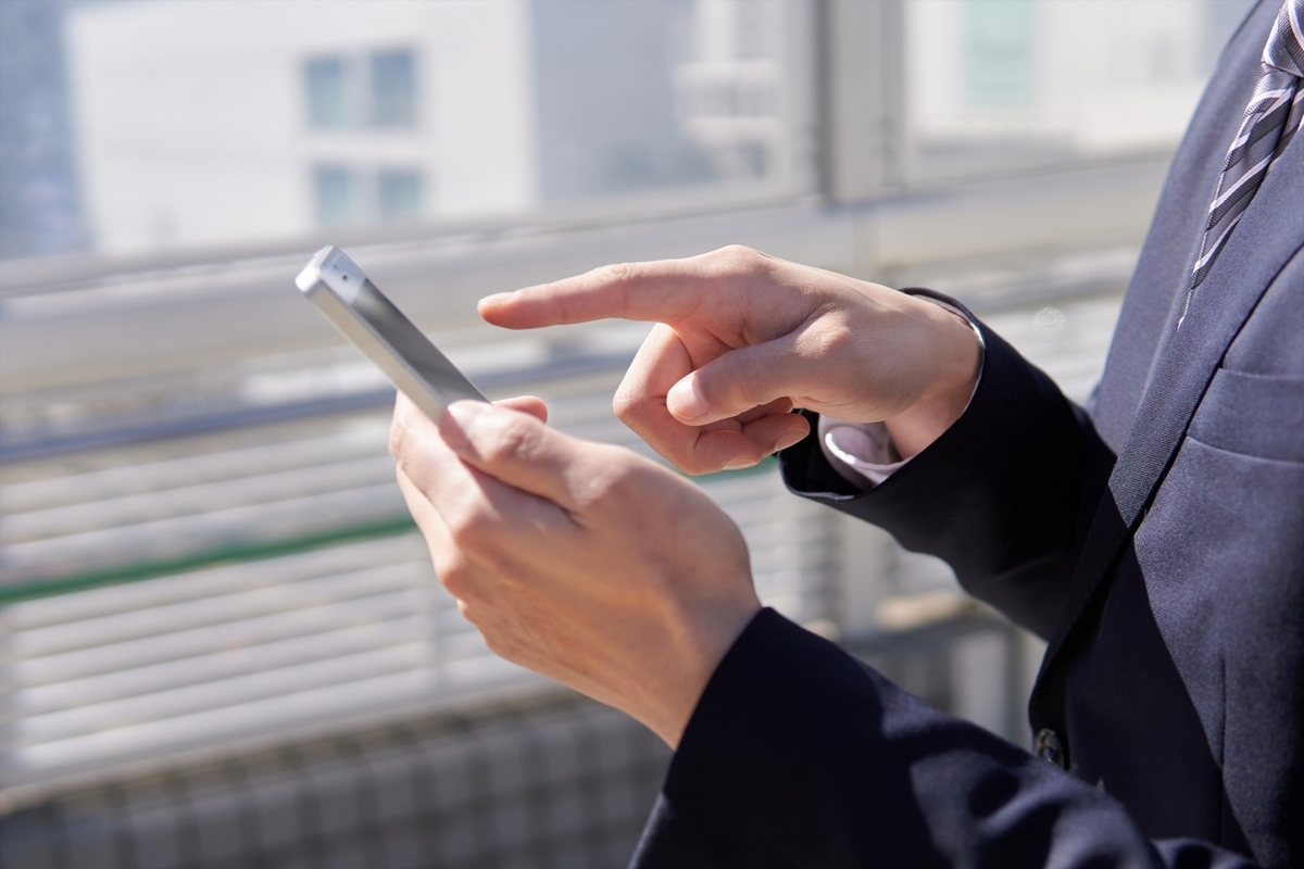 スマホを操作する手元