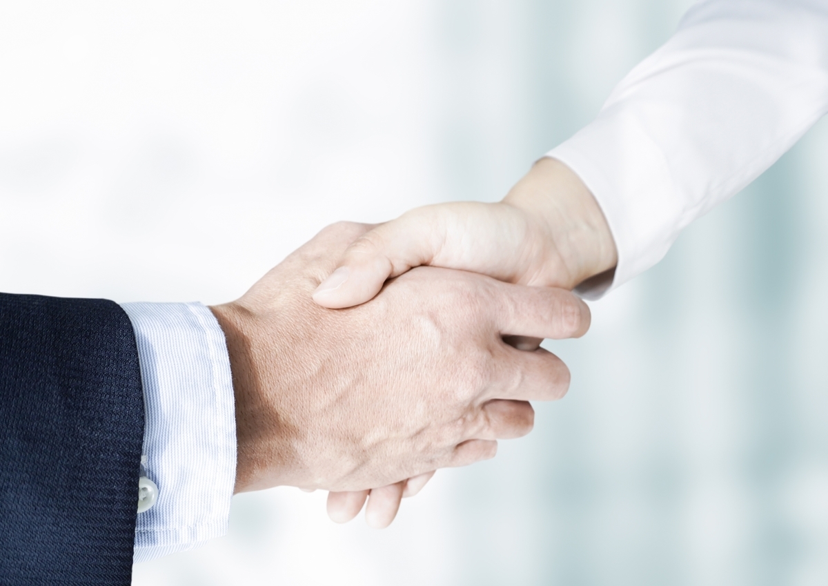 握手をする二人