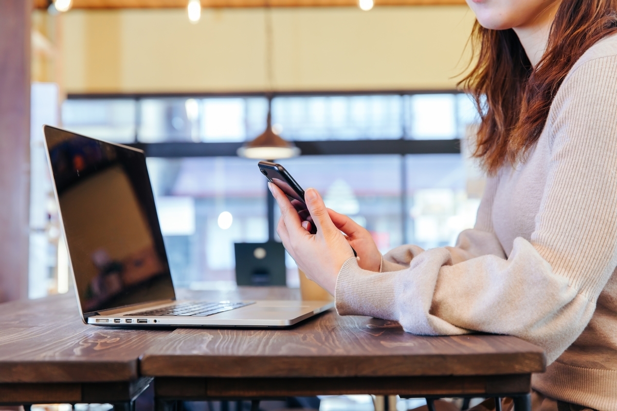 パソコンとスマホで調べ物をする女性