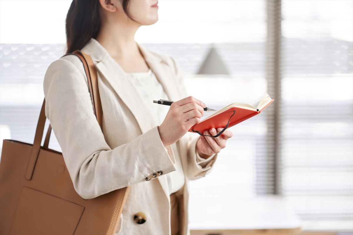 手帳に記入する女性