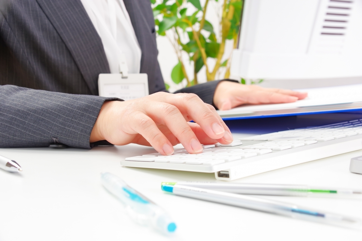 事務作業をしている女性